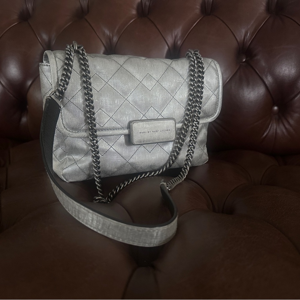 Marc Jacobs Silver Quilted Leather Crossbody Bag Metallic Chain Designer - Picture 2 of 9